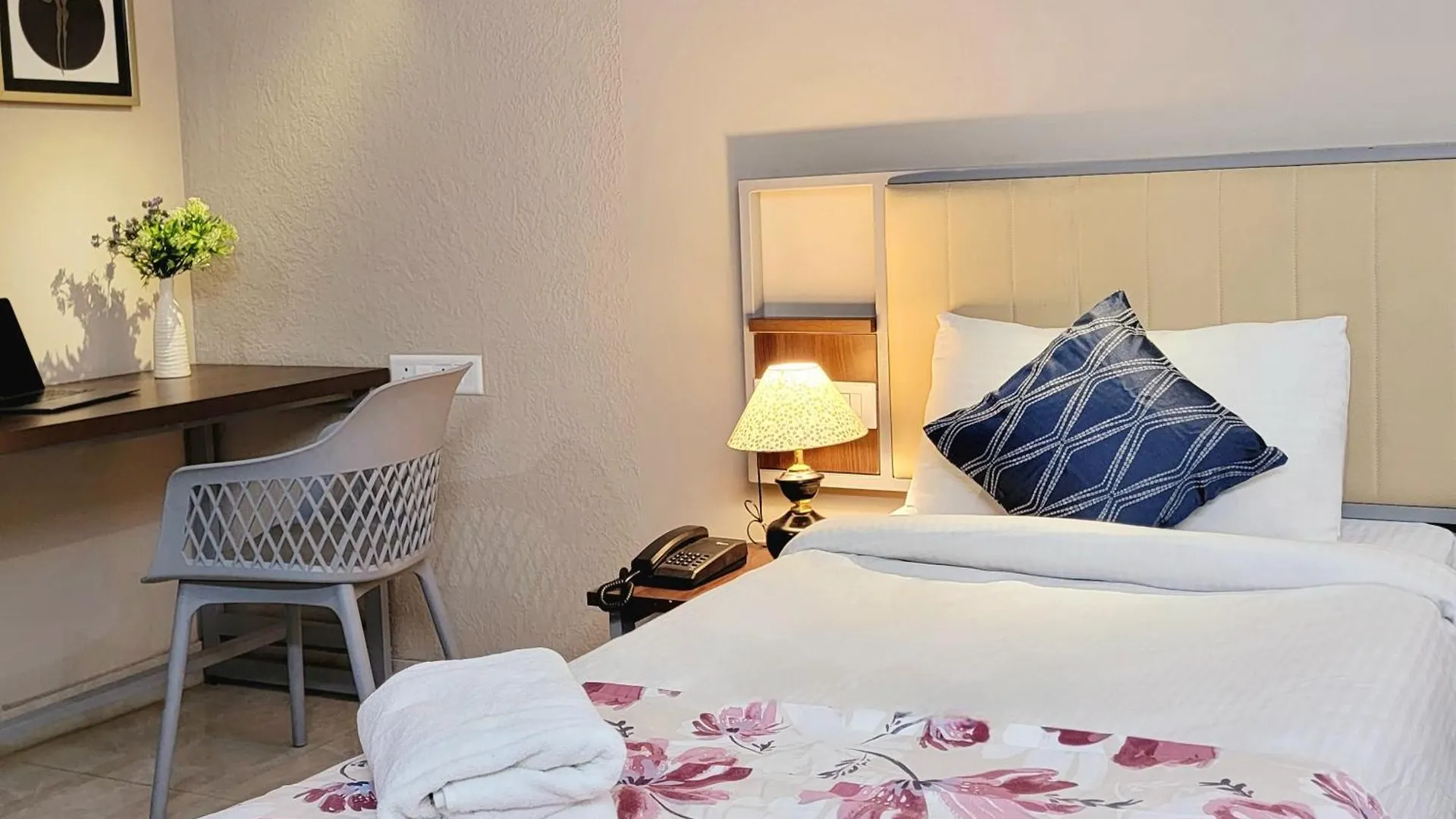 Hotel Vamsor Heights 1047 Gurgaon